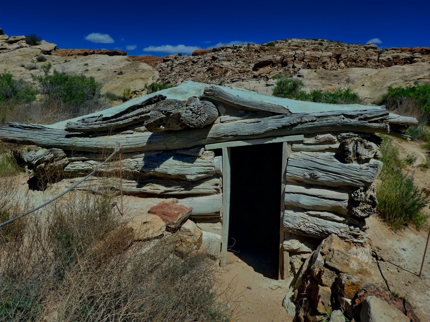 Old building of the Wolfe Ranch close to the trailhead to the Delicate Arch